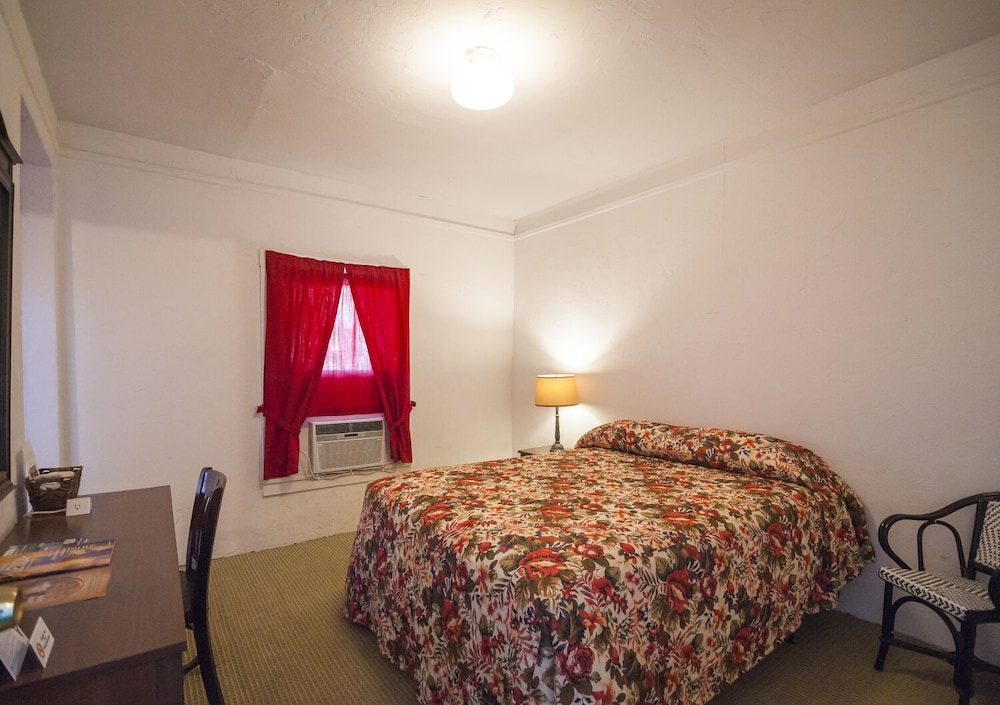 Standard Room, 1 Queen Bed photo 2