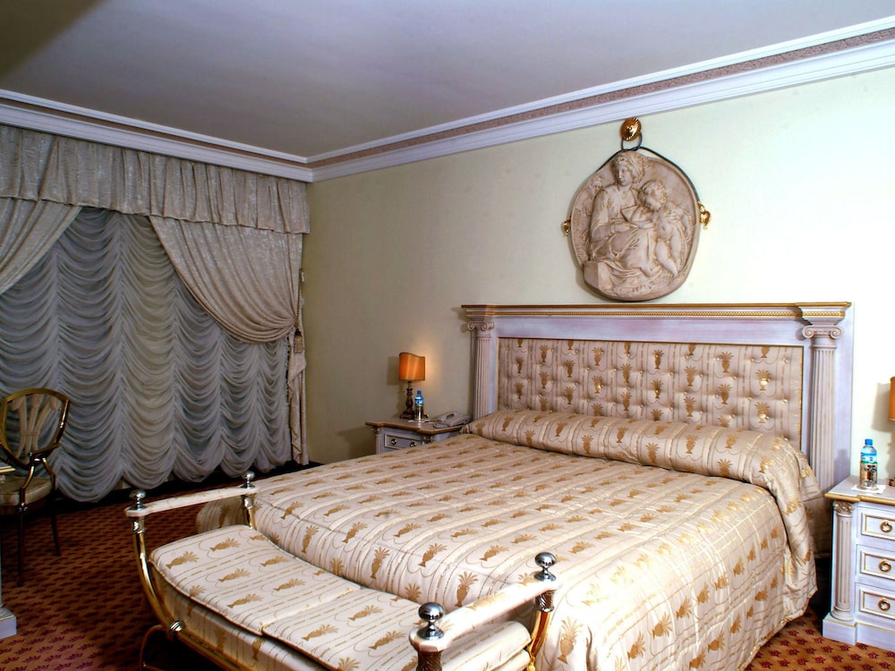 Royal Suite, 1 King Bed - Photo 13