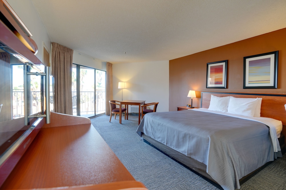 Signature Room, 1 King Bed, Non Smoking, Lake View photo 1