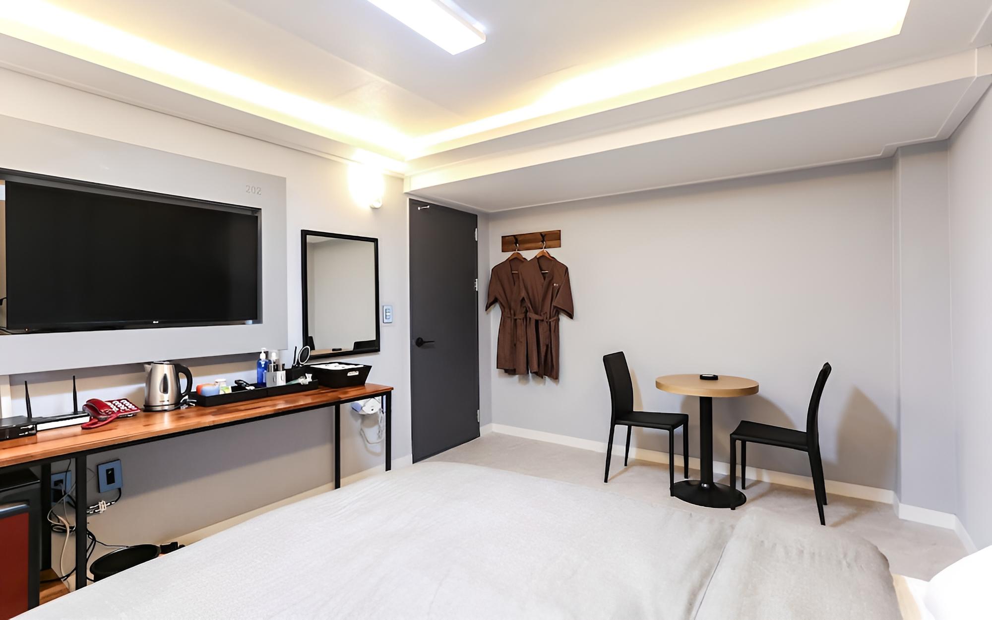 Room (Standard Room A) - Photo 13
