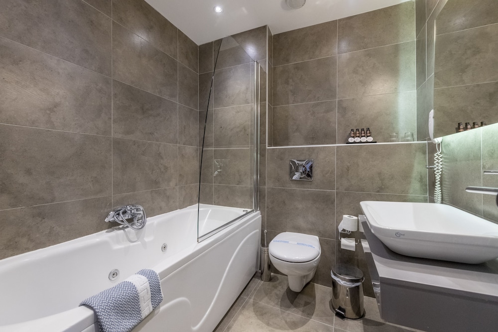 Premium Suite with Spa bath - Photo 10