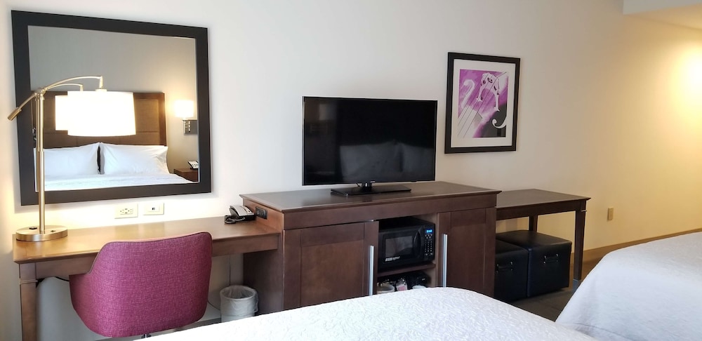 Room, 1 King Bed, Accessible (Mobility & Hearing, Roll-in Shower) photo 2