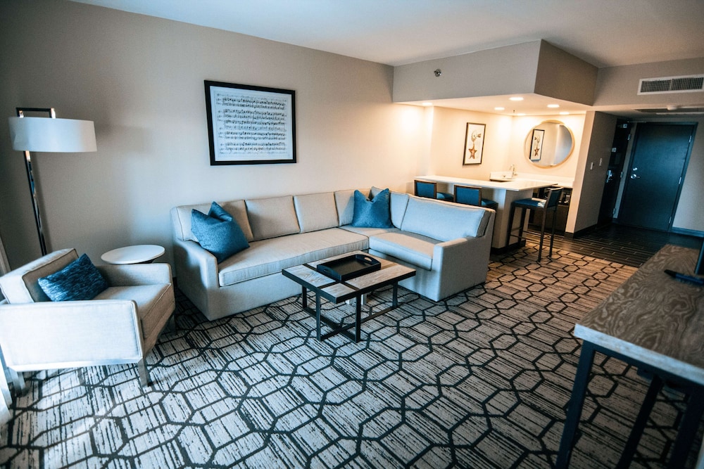 Suite, 1 King Bed (Mobility & Hearing, Roll-in Shower) - Photo 4