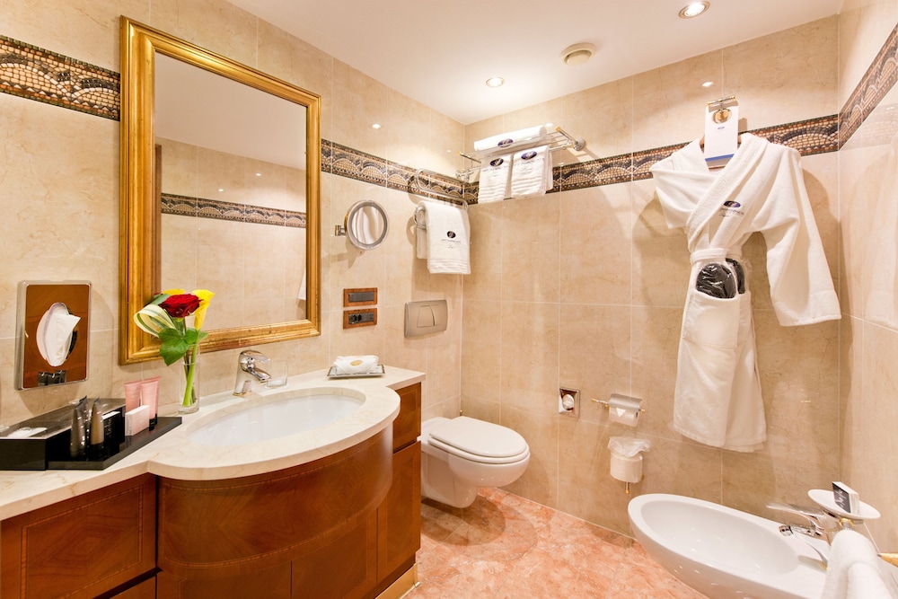 Deluxe Double or Twin Room, Balcony, Lake View - Photo 4