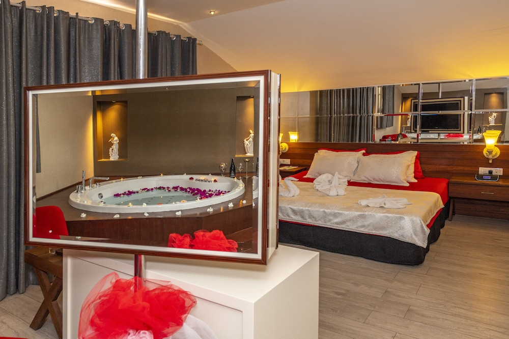 Honeymoon Room, 1 Queen Bed, Non Smoking, Corner