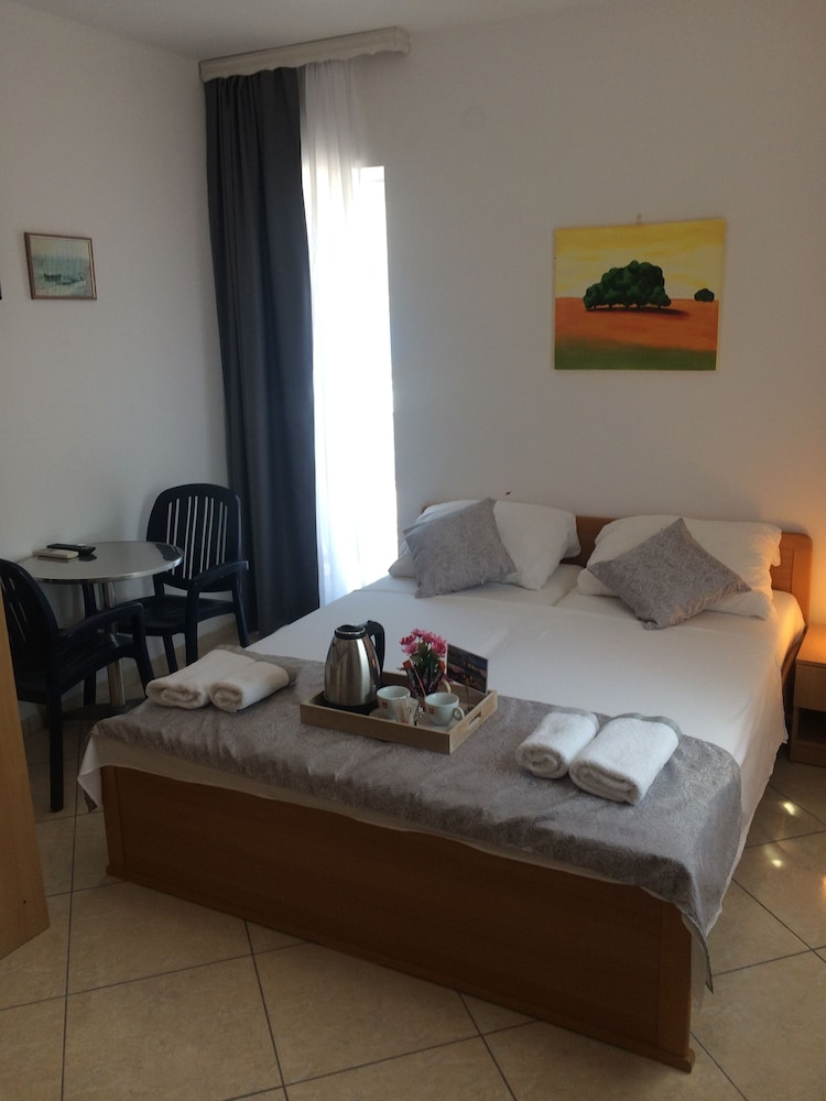Double Room, 1 Queen Bed photo 2