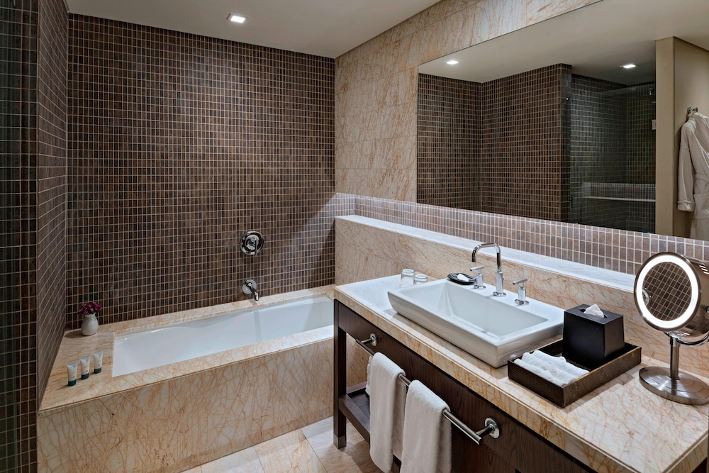 Deluxe Room, 1 King Bed, Corner - Photo 2