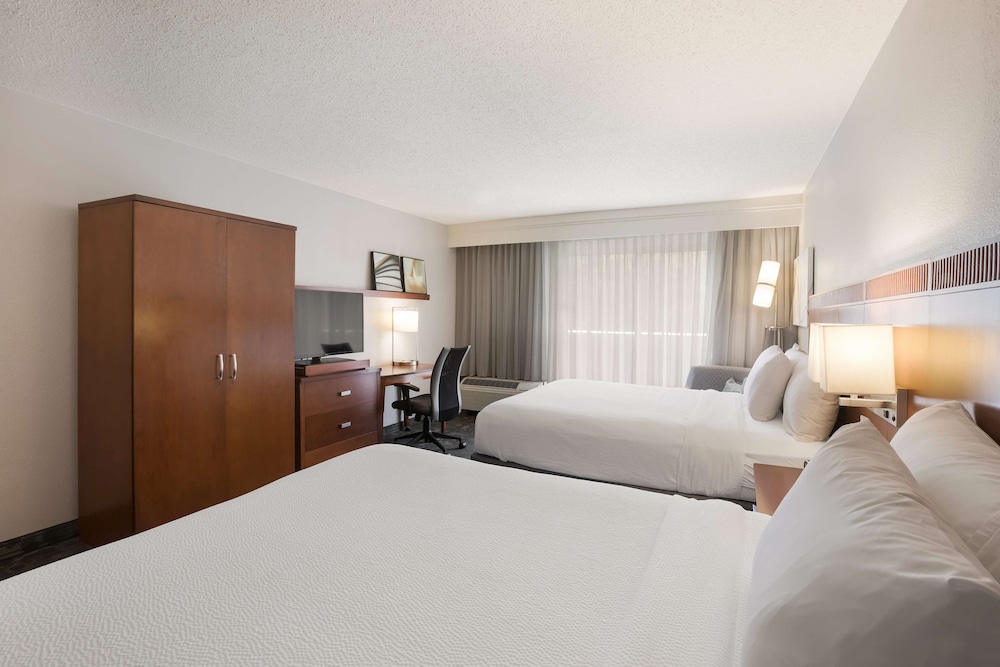 Room, 2 Double Beds, Accessible (Mobility/Hearing Tub) - Photo 1