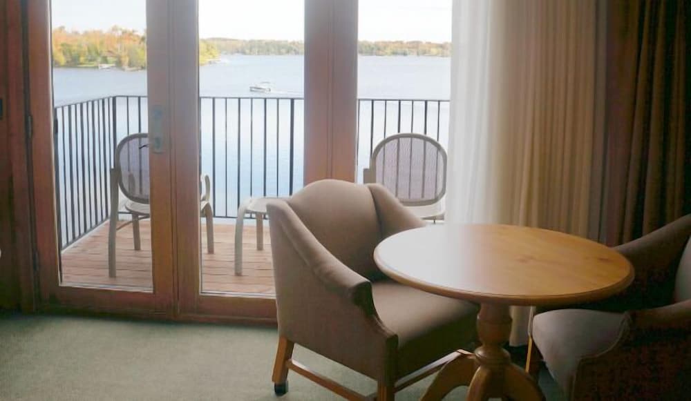 Steamboat Bay Upper Sunrise Villa 2 Queen lower level and 2 Twins and a bath in loft on waters edge photo 3