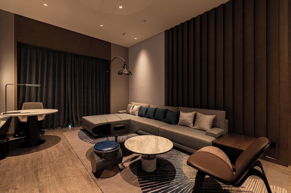 Club Suite, 1 Bedroom - Photo 8