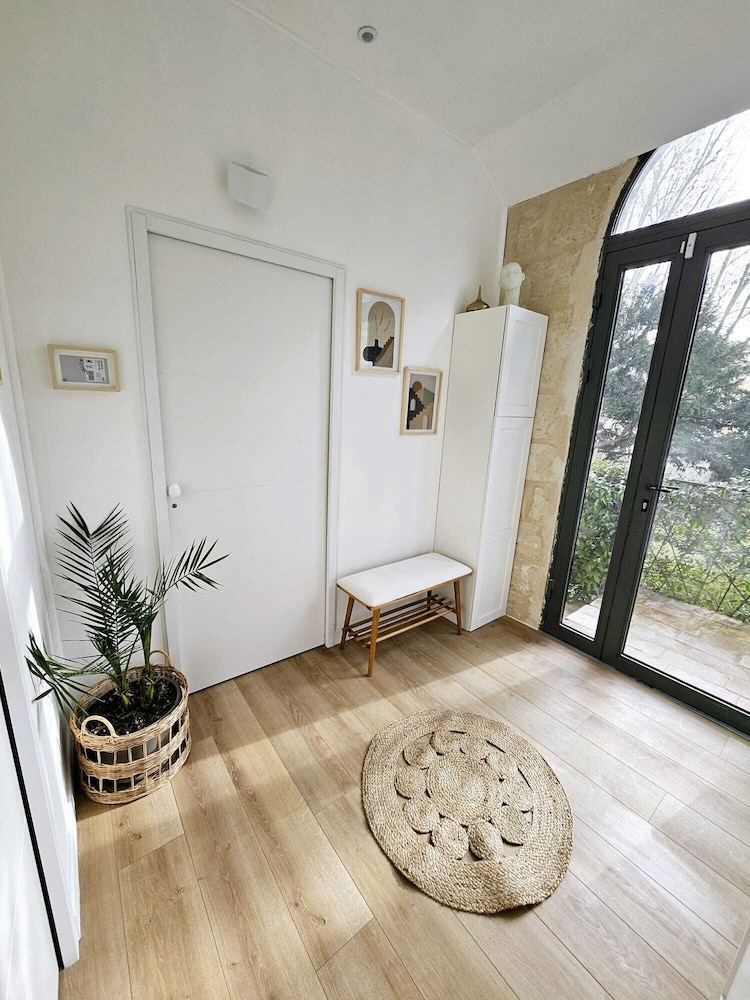 City Apartment, Private Bathroom, Pool View (Suite Curieuse) - Photo 3