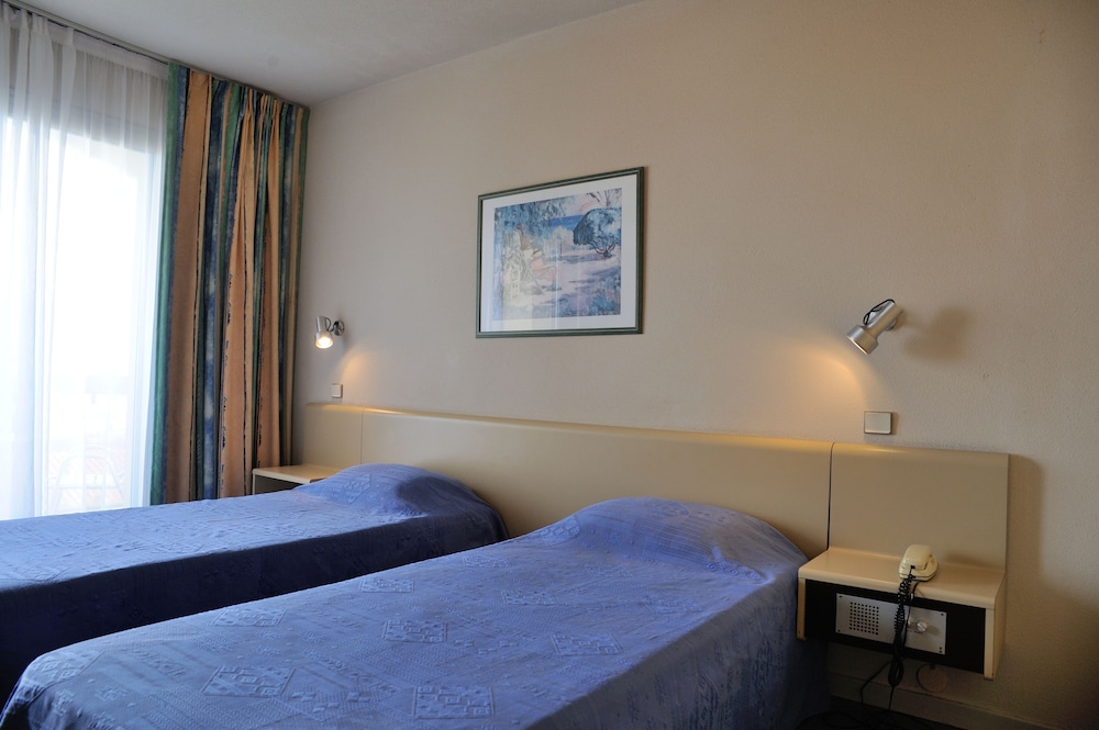 Standard Twin Room - Photo 8