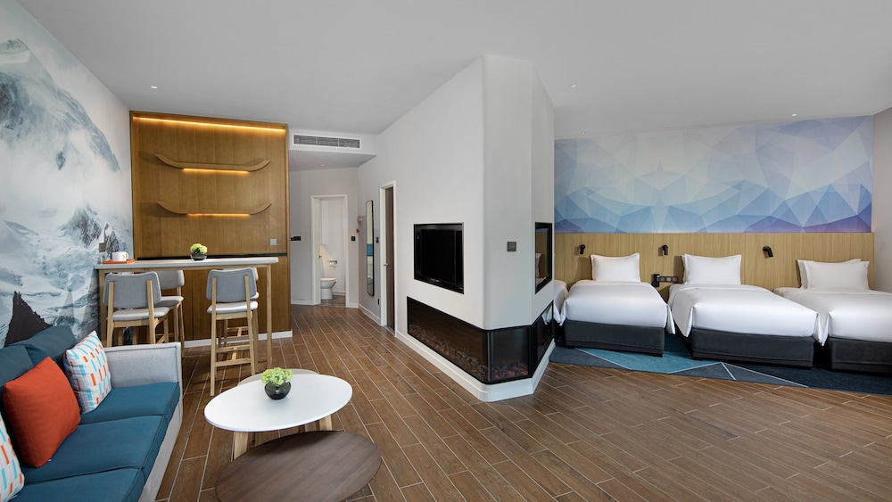 Junior Suite, 3 Twin Beds - Photo 3