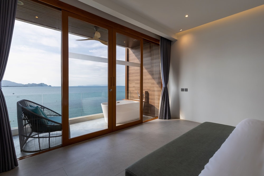 Deluxe Sea View - Photo 2