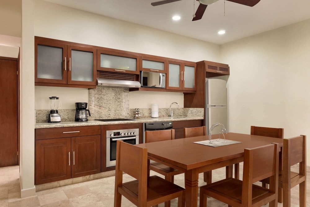 Suite, 3 Bedrooms - Photo 21