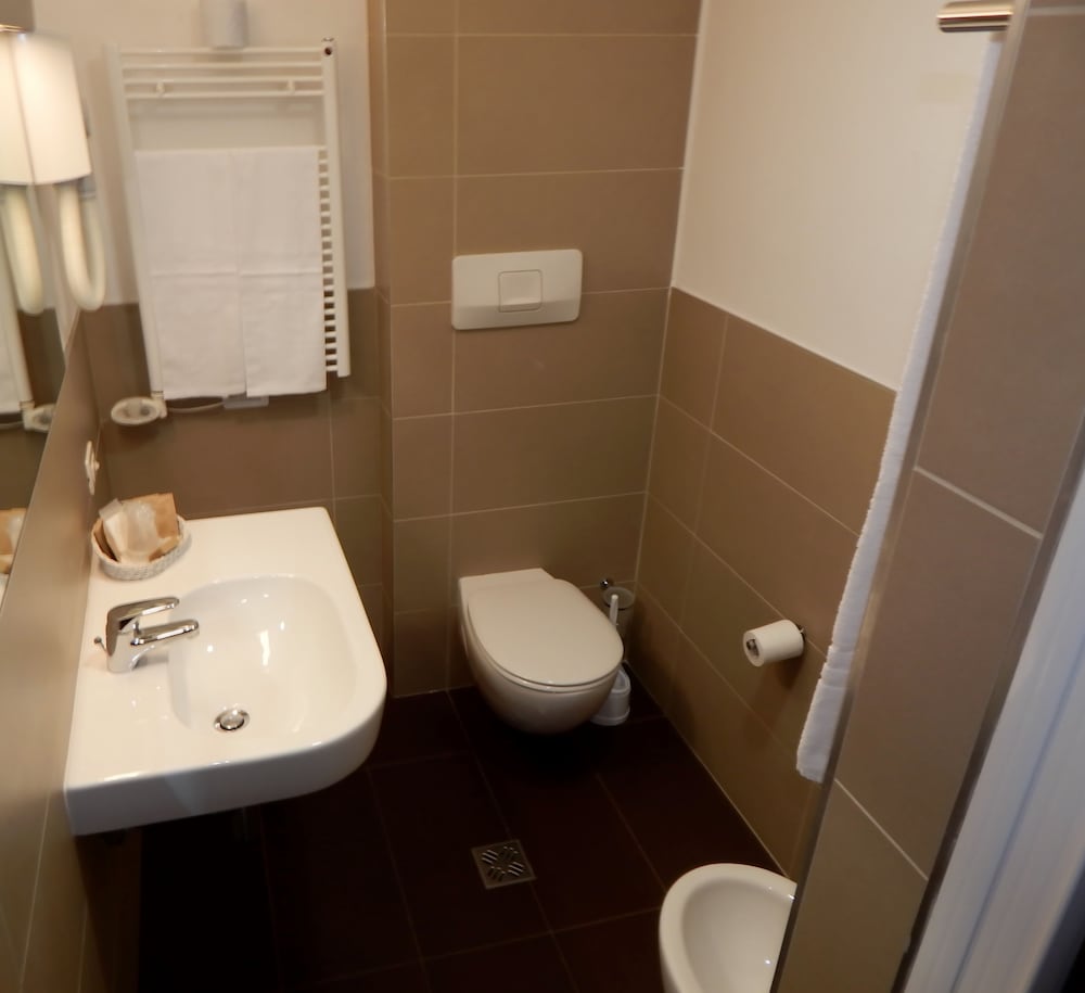 Classic Twin Room - Photo 4