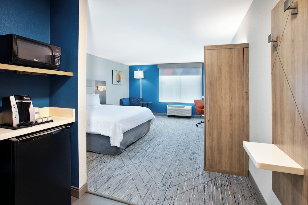 Standard Room, 1 King Bed, Accessible (Mobility, Accessible Tub) - Photo 2
