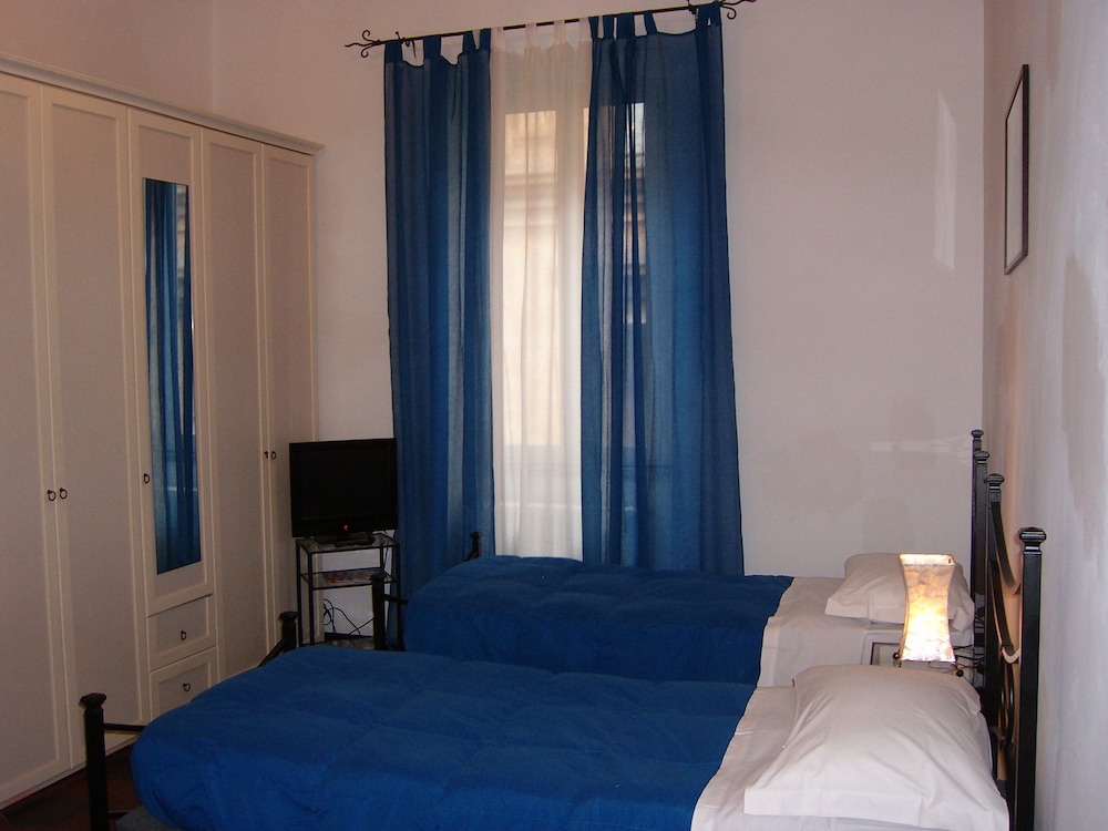 Twin Room, Shared Bathroom photo 3