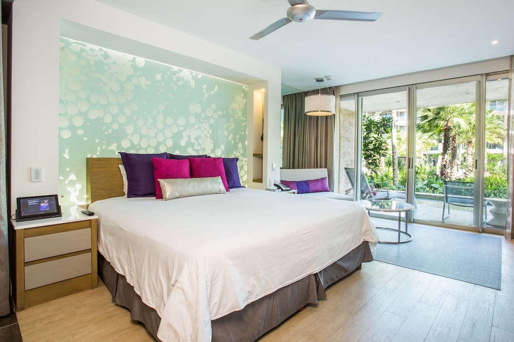 Xhale Club Junior Suite Swimout Tropical View King