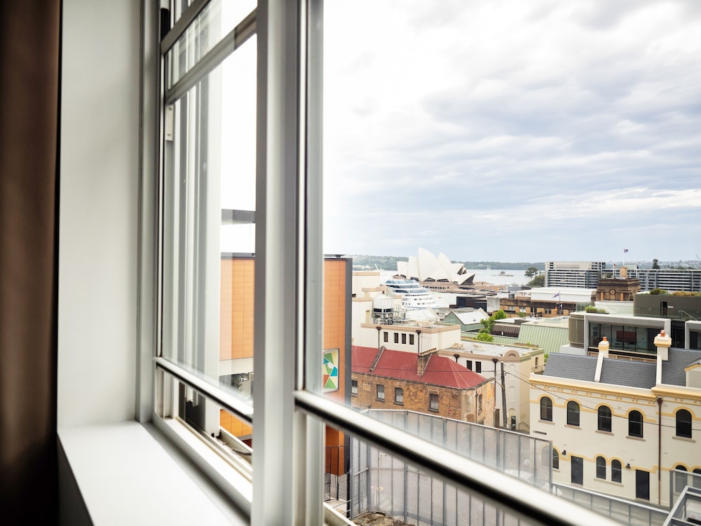 Queen Opera Harbour View Ensuite thumbnail 6