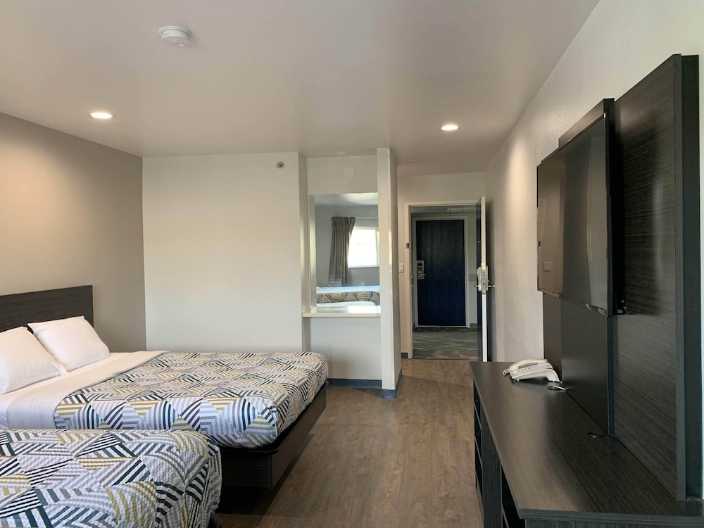 Standard Room, 2 Queen Beds, Non Smoking, Refrigerator & Microwave - Photo 2