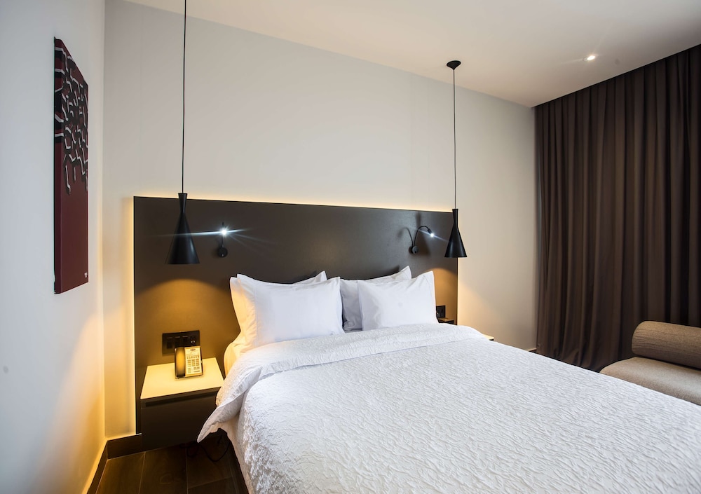 Room, 1 Queen Bed, Non Smoking, Refrigerator - Photo 1