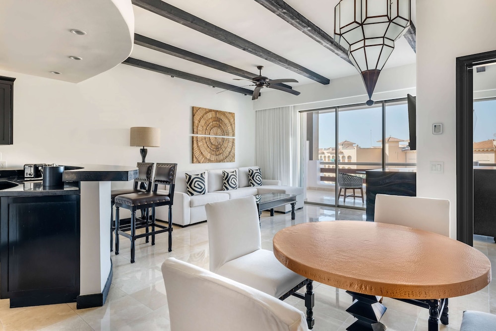 1 Bedroom 1 King Garden View Suite W/ Balcony