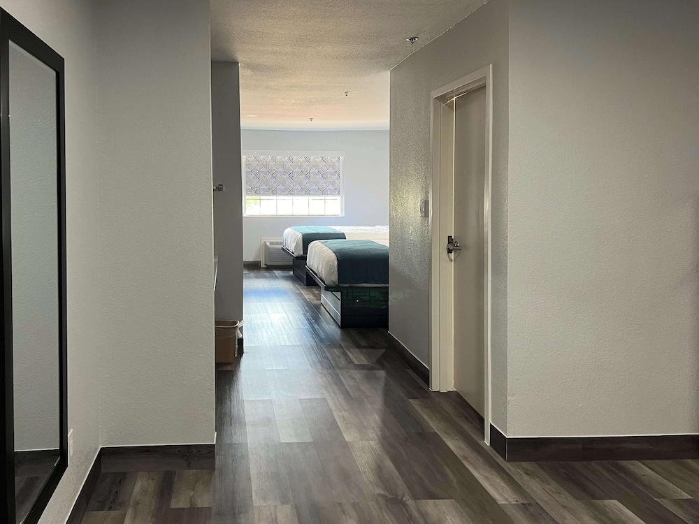 Deluxe Room, 2 Queen Beds, Non Smoking, Refrigerator & Microwave - Photo 4