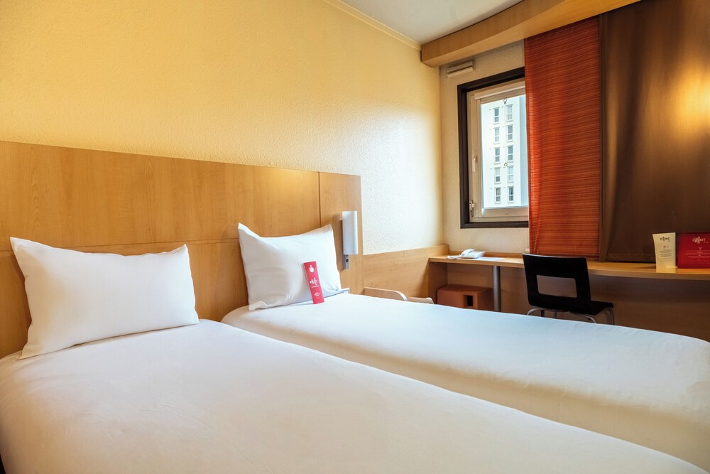 Standard Room, 2 Twin Beds - Photo 5