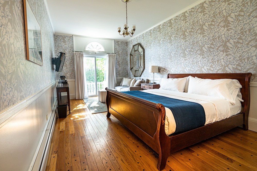 Premium Room, 1 King Bed, Balcony, Garden View photo 1