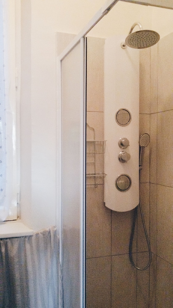 Standard Quadruple Room, 1 Bedroom, Shared Bathroom, City View photo 3