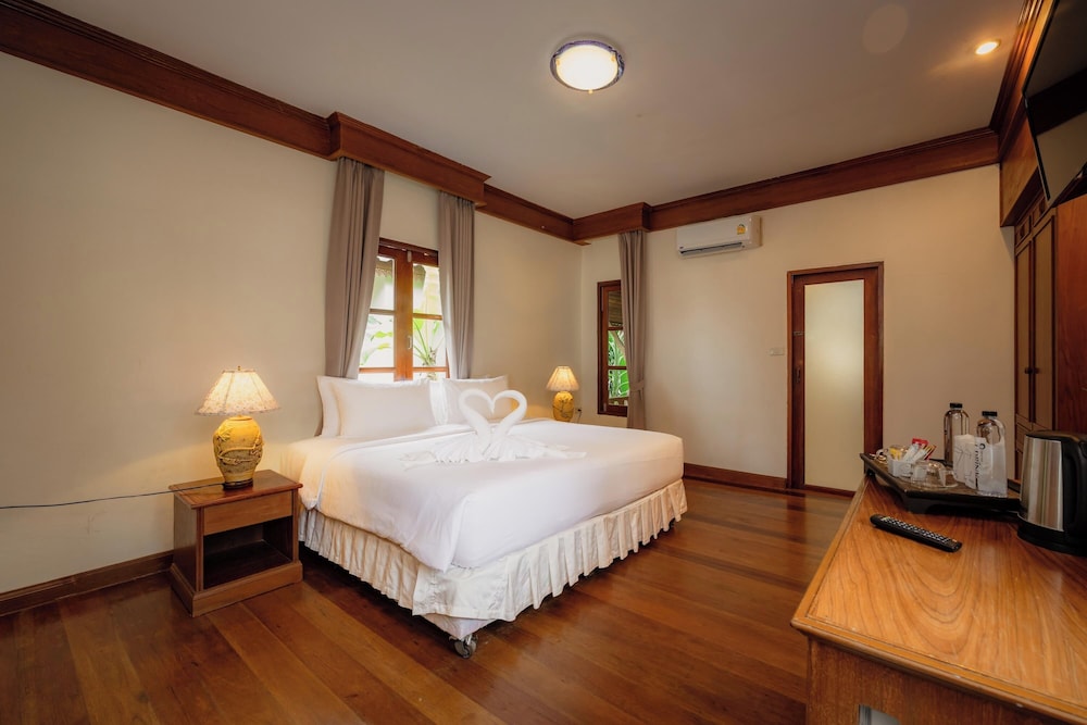 Superior Poolside or Seaside Cottage - Photo 11