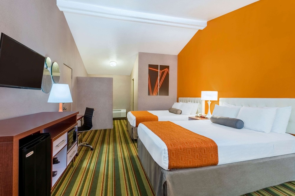 Room, 2 Queen Beds, Accessible, Non Smoking - Photo 1