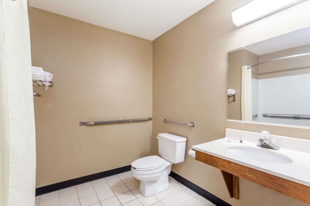 Room, 1 Queen Bed, Accessible, Non Smoking (Mobility) - Photo 4