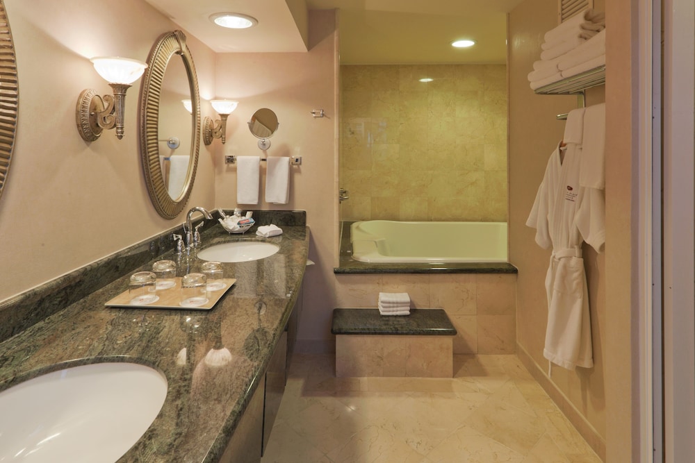 Suite (Primary) - Photo 3
