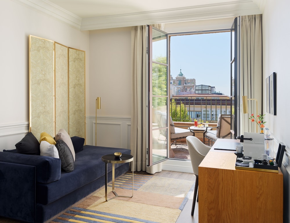 Deluxe Triple Room, Terrace, Garden View thumbnail 5