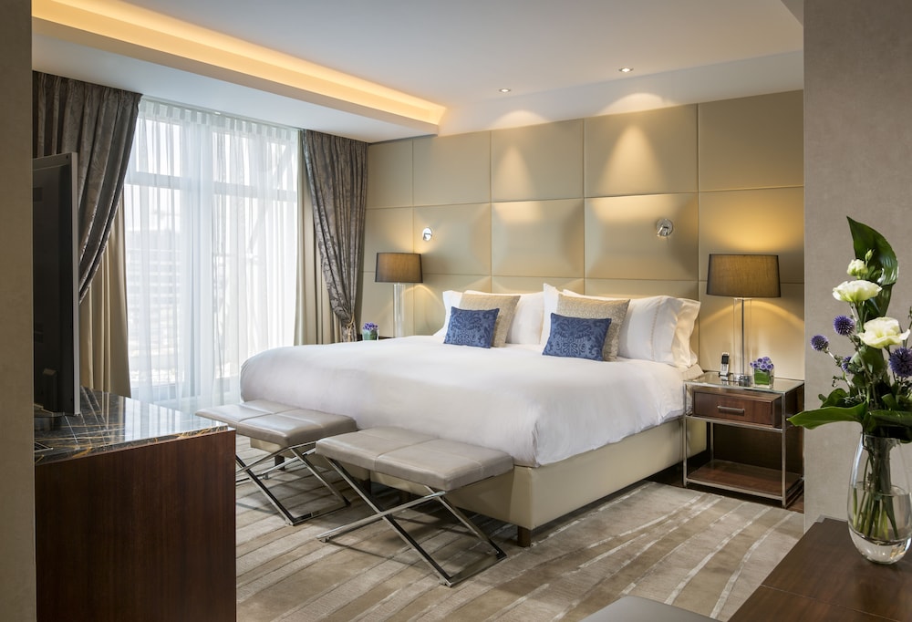 Executive Suite - Photo 2