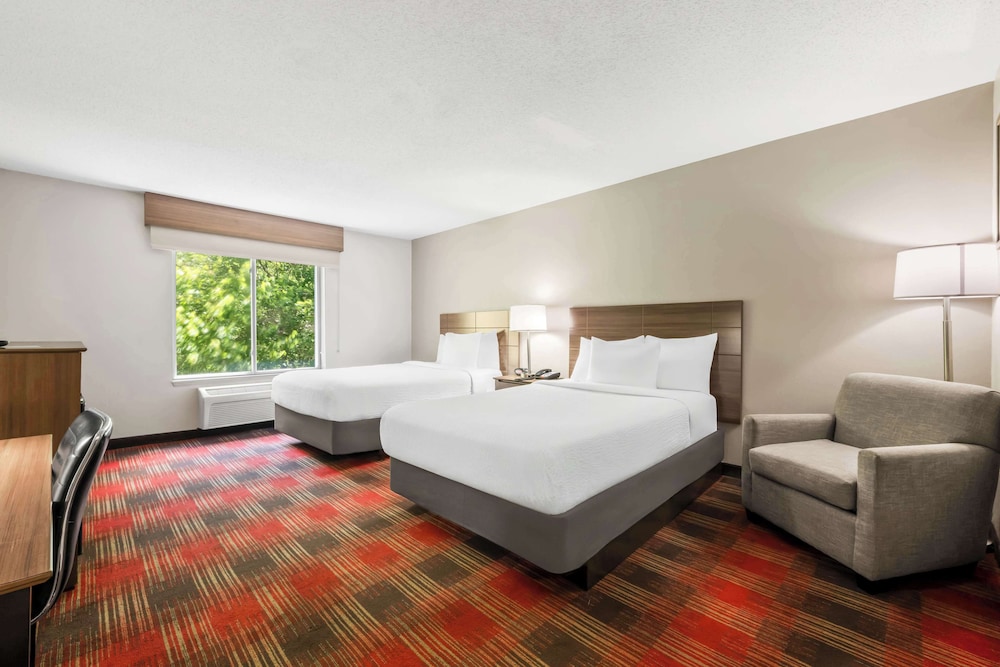 Standard Room, 2 Double Beds, Non Smoking, Refrigerator & Microwave (Larger Room) photo 3