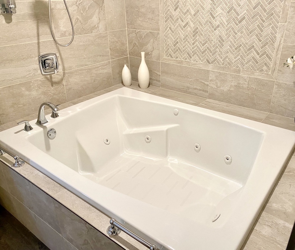 Sequoia Retreat - Suite, 1 Queen Bed, Jetted Tub, Courtyard View photo 3
