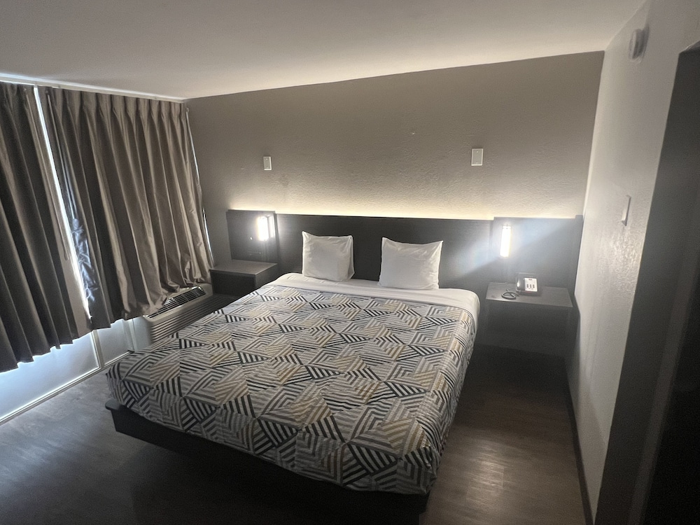 Standard Room, 1 King Bed, Non Smoking, Refrigerator & Microwave - Photo 2