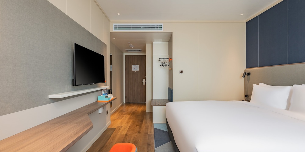 Standard Room, 1 King Bed, Non Smoking, City View photo 2