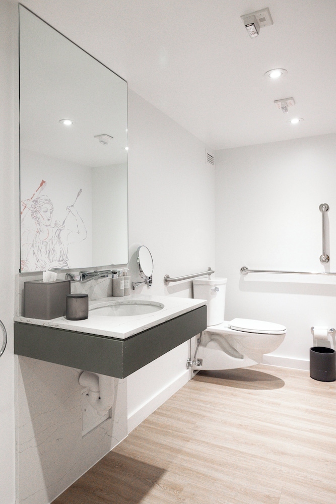 Room, 1 Queen Bed, Accessible Bathtub (Mobility/Hearing) - Photo 5