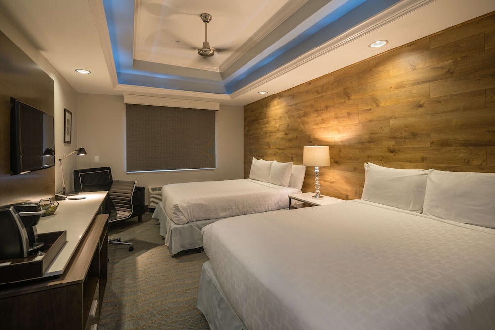 Deluxe Room, 2 Queen Beds, Non Smoking, Jetted Tub - Photo 2