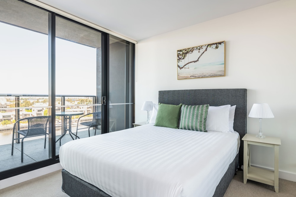 Two-Bedroom Two-Bathroom Apartment with Yarra Views - Photo 9