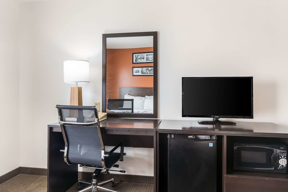 Suite, Multiple Beds, Non Smoking, Refrigerator & Microwave - Photo 5