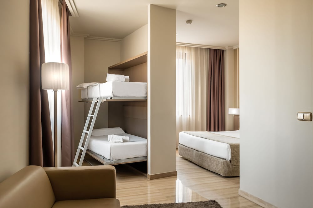 Family Room (3 Adults +1Child )
