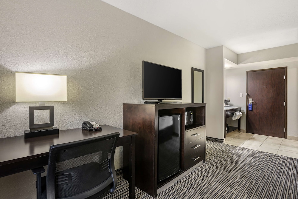 Standard Room, 2 Queen Beds, Non Smoking, Refrigerator & Microwave - Photo 1