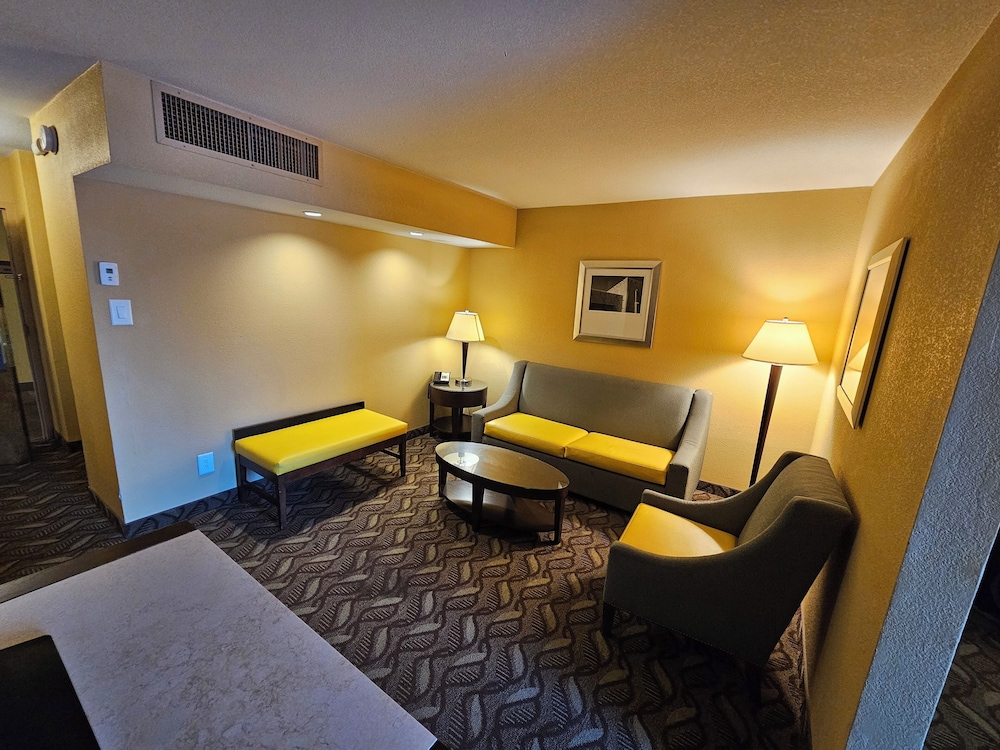 Deluxe Suite, 1 King Bed with Sofa bed, Non Smoking - Photo 4