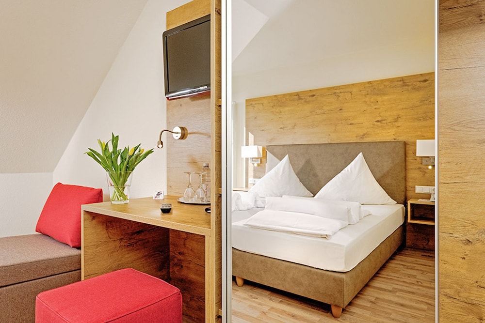Standard Double Room, 1 Queen Bed, Balcony photo 3