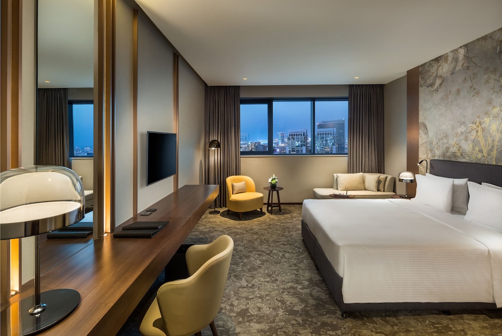 Premium Room, 1 King Bed (Sky.) photo 2